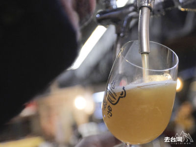 老闆特地與台灣精釀啤酒場合作釀製「渣男小麥艾爾」，帶點蜂蜜清香。