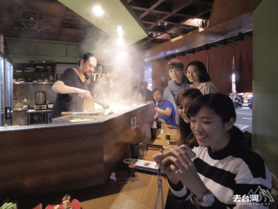 店內以日式木材風格，L型榻榻米，前面就是老闆煮菜的桌面。