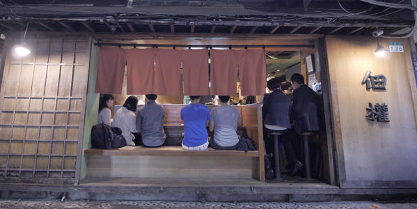 店內以日式木材風格，L型榻榻米，前面就是老闆煮菜的桌面。