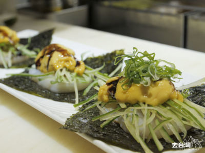 干貝海膽漢堡外層是紫菜用新鮮干貝包馬糞海膽，加上青瓜絲，海膽味在口中久久不能散去。