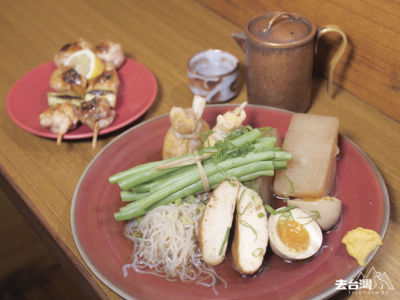 關東煮拼盤 (台幣$320) 配大蔥雞肉串燒及清酒。 