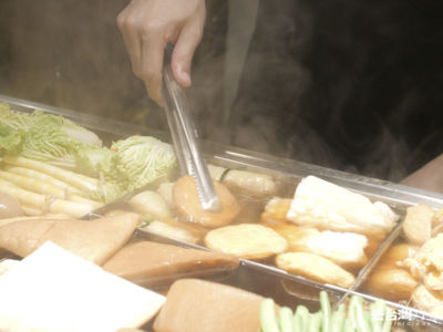 在台北寒冷的晚上，喝著冒煙的湯，感受台北的溫暖。