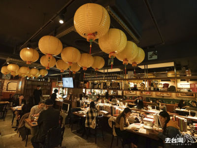 店內常常坐無虛席，室內的用餐區比較熱鬧，戶外area拿著酒杯吃著小食看看台北繁忙的街道也是一個不錯的體驗。